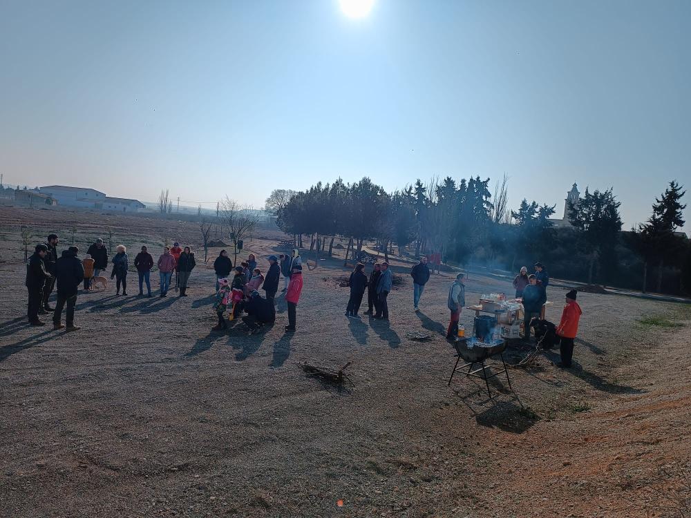 Imagen El Ayuntamiento junto con la AMYPA organiza la actividad de plantar pinos.